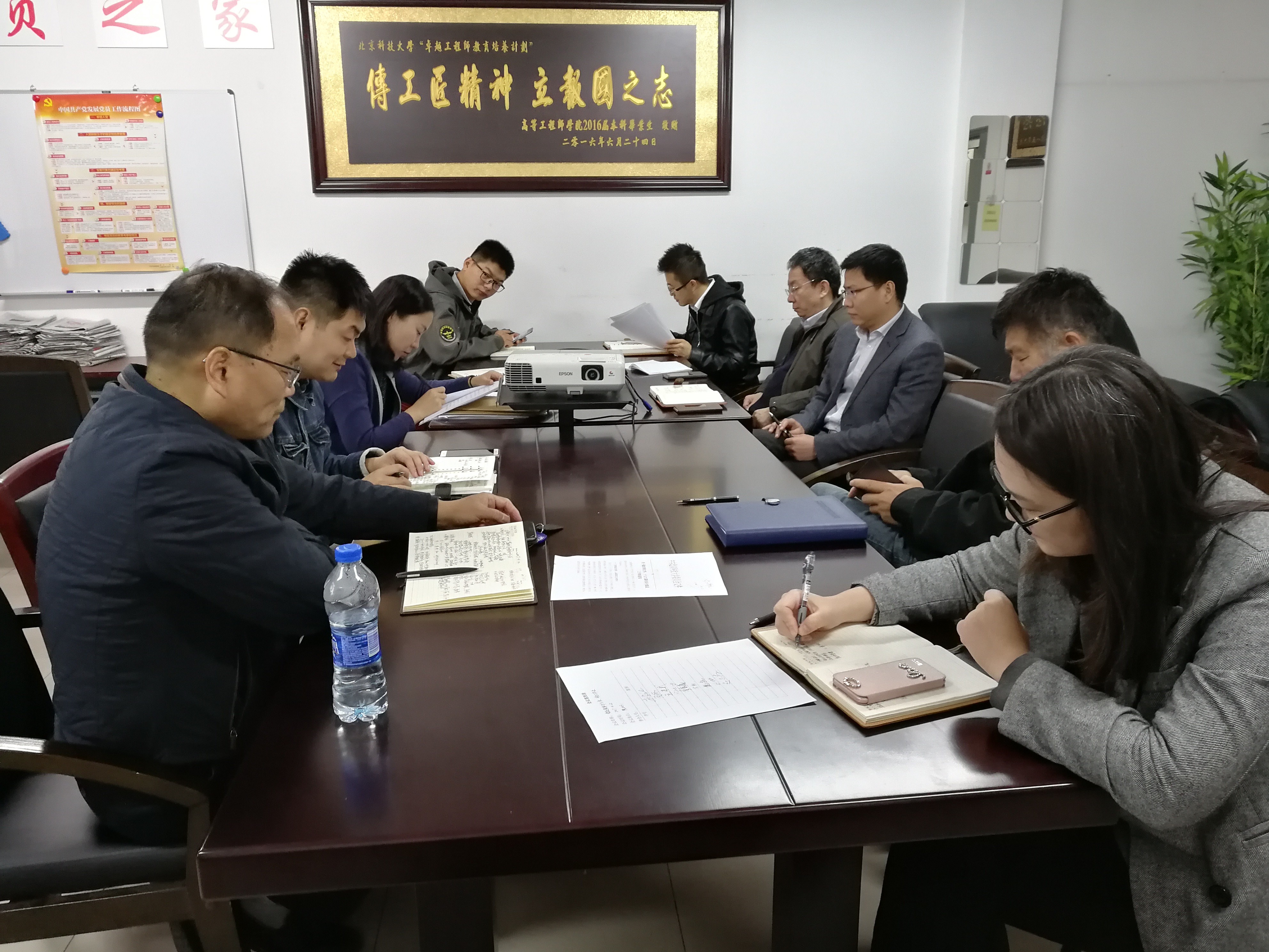 28圈娱乐
召开迎接党的十九大安全维稳工作会议