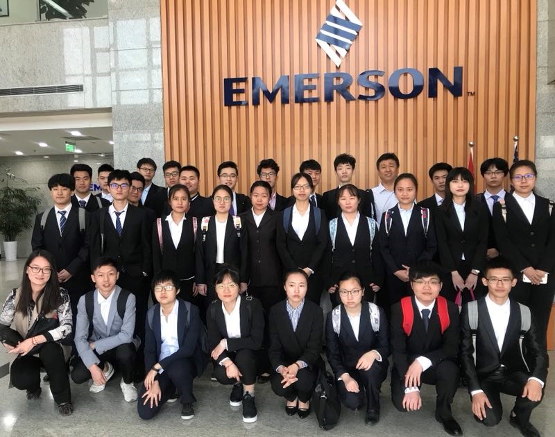 28圈娱乐
部分学生赴艾默生进行生产实习面试